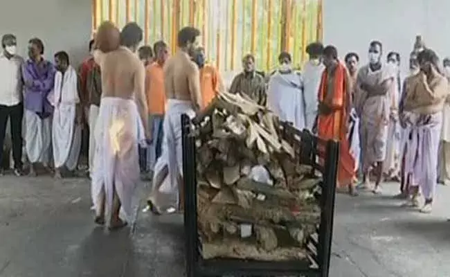 ముగిసిన సిరివెన్నెల అంత్యక్రియలు.. మహాప్రస్థానంలో అంతిమ సంస్కారాలు