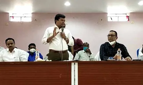Andhra Pradesh :  ఏపీ VROలపై మంత్రి అప్పలరాజు చిందులు Andhra Pradesh :  ఏపీ VROలపై మంత్రి అప్పలరాజు చిందులు