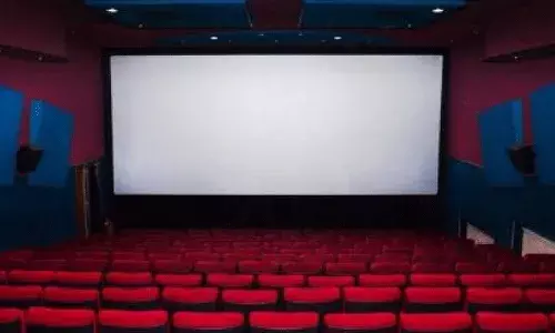 Amaravati Theaters Seize: ఏపీలో థియేటర్లు సీజ్.. బాలయ్య అభిమానుల ఆందోళన Amaravati Theaters Seize: ఏపీలో థియేటర్లు సీజ్.. బాలయ్య అభిమానుల ఆందోళన