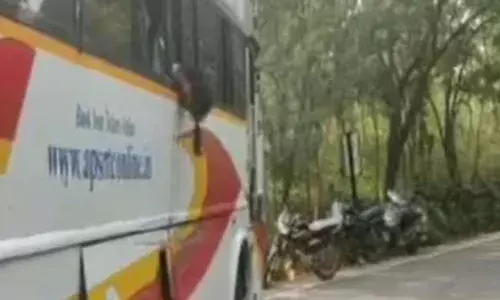 Kurnool :  ప్రాణం తీసిన యువతి అజాగ్రత్త.. బస్సులోంచి తల బయటపెట్టడంతో..! Kurnool :  ప్రాణం తీసిన యువతి అజాగ్రత్త.. బస్సులోంచి తల బయటపెట్టడంతో..!