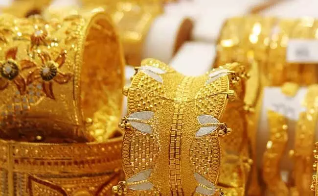 Gold and Silver Rates Today: స్థిరంగానే బంగారం, స్వల్పంగా పెరిగిన వెండి ధరలు..మార్కెట్లో ధరలు ఇలా..! Gold and Silver Rates Today: స్థిరంగానే బంగారం, స్వల్పంగా పెరిగిన వెండి ధరలు..మార్కెట్లో ధరలు ఇలా..!