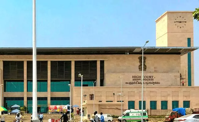AP High Court: ఏపీలో ట్రాఫిక్ పోలీసుల తీరుపై హైకోర్టు ఆగ్రహం AP High Court: ఏపీలో ట్రాఫిక్ పోలీసుల తీరుపై హైకోర్టు ఆగ్రహం