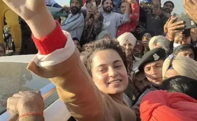 Kangana Ranaut : బాలీవుడ్ నటి కంగన కారును చుట్టుముట్టిన పంజాబ్ రైతులు..! Kangana Ranaut : బాలీవుడ్ నటి కంగన కారును చుట్టుముట్టిన పంజాబ్ రైతులు..!