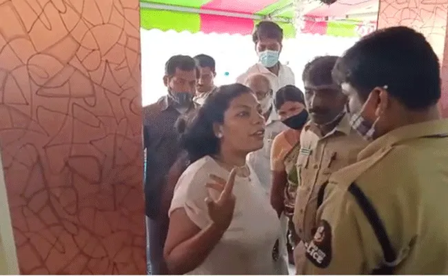 Hyderabad: మోతినగర్‌లో యువతి హల్‌చల్‌.. బేకరీ సిబ్బందిపై..
