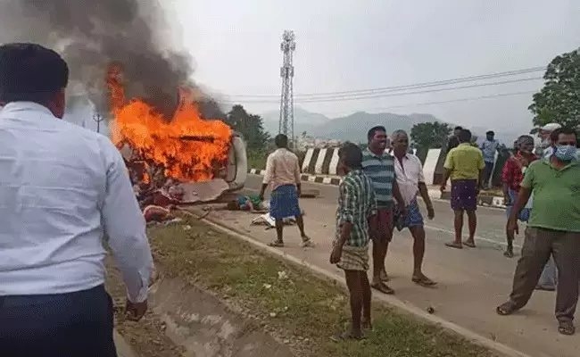 Tirupati: తిరుపతిలో ఘోర రోడ్డు ప్రమాదం.. అయిదుగురు మృతి.. అందులో ఏడాది చిన్నారి.. Tirupati: తిరుపతిలో ఘోర రోడ్డు ప్రమాదం.. అయిదుగురు మృతి.. అందులో ఏడాది చిన్నారి..