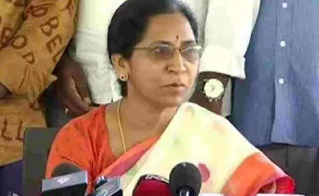 Etela Jamuna : రాజకీయ అక్కసుతోనే మాజీ మంత్రి ఈటలపై ఆరోపణలు: జమున Etela Jamuna : రాజకీయ అక్కసుతోనే మాజీ మంత్రి ఈటలపై ఆరోపణలు: జమున