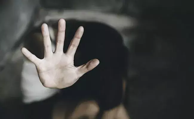 Uttar Pradesh: ఏకంగా 17 మంది విద్యార్థినులపై ప్రిన్సిపల్ అత్యాచారం.. మత్తు మందు ఇచ్చి.. Uttar Pradesh: ఏకంగా 17 మంది విద్యార్థినులపై ప్రిన్సిపల్ అత్యాచారం.. మత్తు మందు ఇచ్చి..