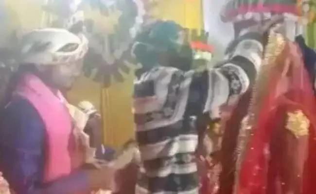 ప్రియురాలికి మరొకరితో పెళ్లి.. ముసుగులో వచ్చిన ప్రియుడు.. చివరికి అదిరిపోయే ట్విస్ట్..! ప్రియురాలికి మరొకరితో పెళ్లి.. ముసుగులో వచ్చిన ప్రియుడు.. చివరికి అదిరిపోయే ట్విస్ట్..!