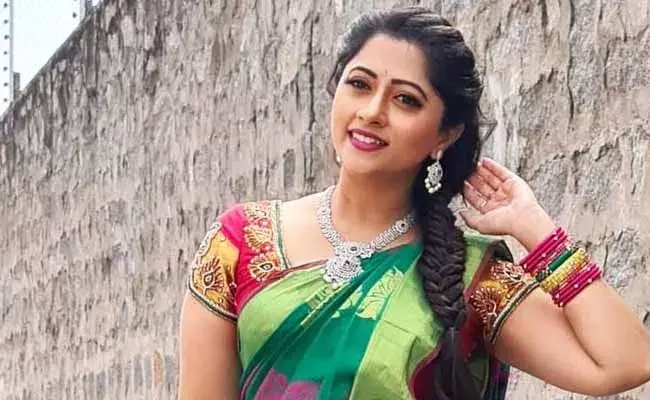 Lahari : కారుతో బైక్‌ను ఢీకొట్టిన బుల్లితెర‌ నటి లహరి..!