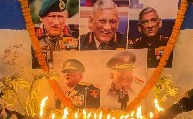 Bipin Rawat funeral : ఇవాళ ఢిల్లీకి బిపిన్ రావత్ భౌతికకాయం .. రేపు అంత్యక్రియలు..! Bipin Rawat funeral : ఇవాళ ఢిల్లీకి బిపిన్ రావత్ భౌతికకాయం .. రేపు అంత్యక్రియలు..!