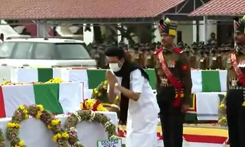 బిపిన్ రావత్ భౌతికకాయానికి సీఎం స్టాలిన్ నివాళులు..! బిపిన్ రావత్ భౌతికకాయానికి సీఎం స్టాలిన్ నివాళులు..!