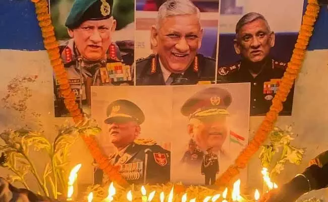 Bipin Rawat funeral : ఇవాళ ఢిల్లీకి బిపిన్ రావత్ భౌతికకాయం .. రేపు అంత్యక్రియలు..! Bipin Rawat funeral : ఇవాళ ఢిల్లీకి బిపిన్ రావత్ భౌతికకాయం .. రేపు అంత్యక్రియలు..!