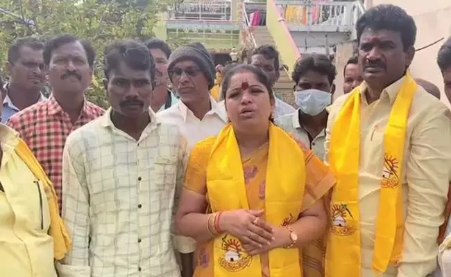 వాలంటీర్ ఓవరాక్షన్.. ఓటీఎస్ రూ.10 వేలు కట్టకపోతే పెన్షన్, పథకాలు ఆపేస్తామంటూ హెచ్చరిక వాలంటీర్ ఓవరాక్షన్.. ఓటీఎస్ రూ.10 వేలు కట్టకపోతే పెన్షన్, పథకాలు ఆపేస్తామంటూ హెచ్చరిక