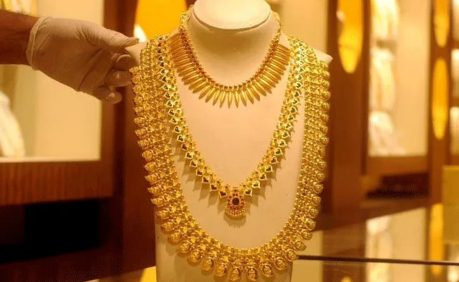 Gold and Silver Rates Today : బంగారం ధరలో మార్పులేదు.. వెండి మాత్రం నిన్నటి కంటే తక్కువగా..    .
