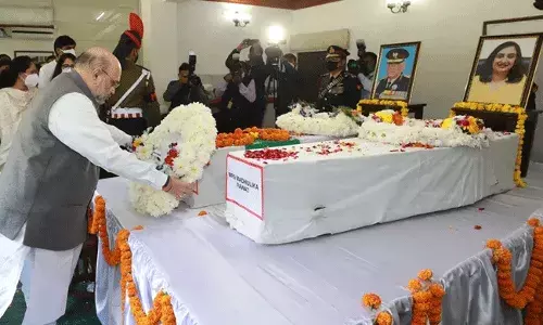 Bipin Rawat: బిపిన్ రావత్ దంపతులకు అమిత్ షా, రాజ్నాథ్సింగ్ నివాళులు Bipin Rawat: బిపిన్ రావత్ దంపతులకు అమిత్ షా, రాజ్నాథ్సింగ్ నివాళులు