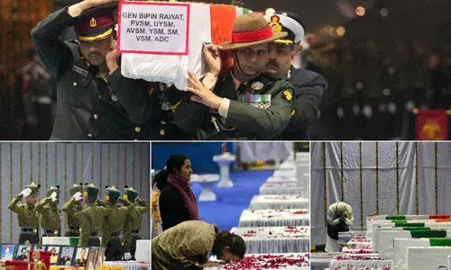 Bipin Rawat: భరత భూమి కన్నీరు.. వీరుడికి ఘన నివాళి Bipin Rawat: భరత భూమి కన్నీరు.. వీరుడికి ఘన నివాళి