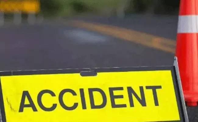 వాగులో పడిన ఆటో.. ఒకరు మృతి, అయిదుగురు గల్లంతు