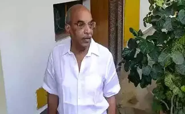 రిటైర్డ్ ఐఏఎస్ లక్ష్మీనారాయణ విషయంలో సీఐడీది అత్యుత్సాహమా? రిటైర్డ్ ఐఏఎస్ లక్ష్మీనారాయణ విషయంలో సీఐడీది అత్యుత్సాహమా?