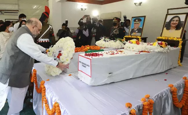 Bipin Rawat: బిపిన్ రావత్ దంపతులకు అమిత్ షా, రాజ్నాథ్సింగ్ నివాళులు Bipin Rawat: బిపిన్ రావత్ దంపతులకు అమిత్ షా, రాజ్నాథ్సింగ్ నివాళులు