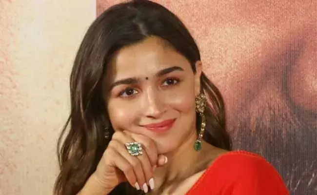 Alia Bhatt Telugu Speech : ట్రైలర్ పగిలిపోయింది కదా.. ముంబైలో మాకు పిచ్చెక్కింది : అలియా Alia Bhatt Telugu Speech : ట్రైలర్ పగిలిపోయింది కదా.. ముంబైలో మాకు పిచ్చెక్కింది : అలియా