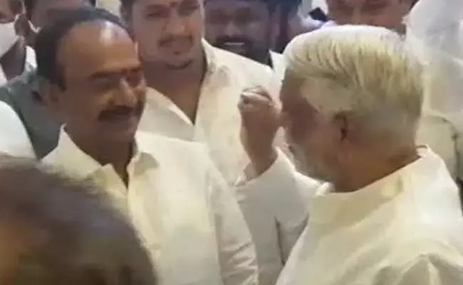 ఈటలను ఆత్మీయంగా కౌగిలించుకున్న టీఆర్ఎస్ ఎంపీ ఈటలను ఆత్మీయంగా కౌగిలించుకున్న టీఆర్ఎస్ ఎంపీ