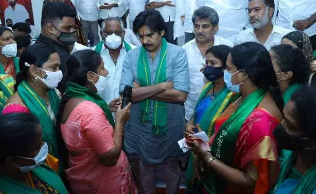 పవన్ నిరసన దీక్షకు సంఘీభావం తెలిపిన అమరావతి మహిళా రైతులు పవన్ నిరసన దీక్షకు సంఘీభావం తెలిపిన అమరావతి మహిళా రైతులు