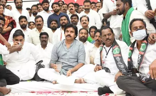 151 మంది ఎమ్మెల్యేలు, 22 మంది ఎంపీలు ఉండి వైసీపీ ఏం చేస్తోంది : పవన్ కల్యాణ్ 151 మంది ఎమ్మెల్యేలు, 22 మంది ఎంపీలు ఉండి వైసీపీ ఏం చేస్తోంది : పవన్ కల్యాణ్