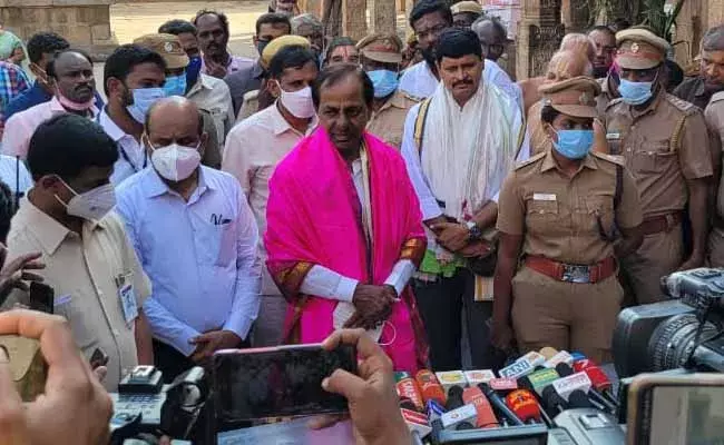 KCR Tamil Nadu Tour : కుటుంబ సమేతంగా శ్రీరంగం రంగనాథస్వామిని దర్శించుకున్న సీఎం కేసీఆర్ KCR Tamil Nadu Tour : కుటుంబ సమేతంగా శ్రీరంగం రంగనాథస్వామిని దర్శించుకున్న సీఎం కేసీఆర్