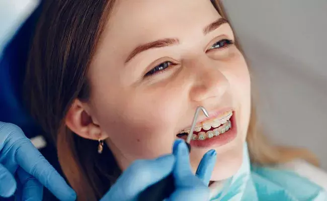 Health Tips For Teeth: పళ్లను జాగ్రత్తగా ఉంచుకోవాలంటే వీటికి దూరంగా ఉండాల్సిందే.. Health Tips For Teeth: పళ్లను జాగ్రత్తగా ఉంచుకోవాలంటే వీటికి దూరంగా ఉండాల్సిందే..