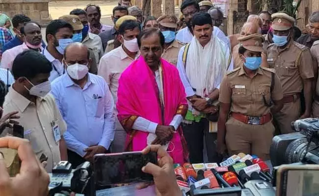KCR Tamil Nadu Tour : కుటుంబ సమేతంగా శ్రీరంగం రంగనాథస్వామిని దర్శించుకున్న సీఎం కేసీఆర్ KCR Tamil Nadu Tour : కుటుంబ సమేతంగా శ్రీరంగం రంగనాథస్వామిని దర్శించుకున్న సీఎం కేసీఆర్
