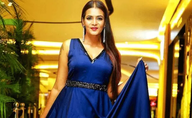 Meera Mithun: షూటింగ్ స్పాట్ నుంచి హీరోయిన్ జంప్.. Meera Mithun: షూటింగ్ స్పాట్ నుంచి హీరోయిన్ జంప్..