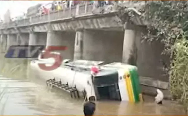 West Godavari: పశ్చిమ గోదావరి జిల్లాలో ఘోర ప్రమాదం.. వాగులో పడిన ఆర్టీసీ బస్సు.. 47 మంది ప్రయాణికుల్లో.. West Godavari: పశ్చిమ గోదావరి జిల్లాలో ఘోర ప్రమాదం.. వాగులో పడిన ఆర్టీసీ బస్సు.. 47 మంది ప్రయాణికుల్లో..