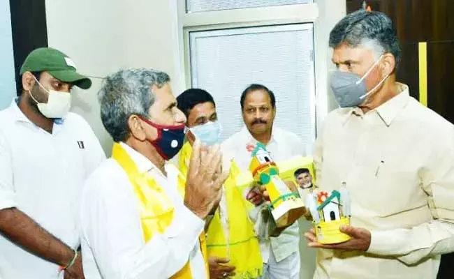 కళాకారుడైన పార్టీ అభిమానికి చంద్రబాబు రెండు లక్షల రూపాయల ఆర్ధిక సహాయం