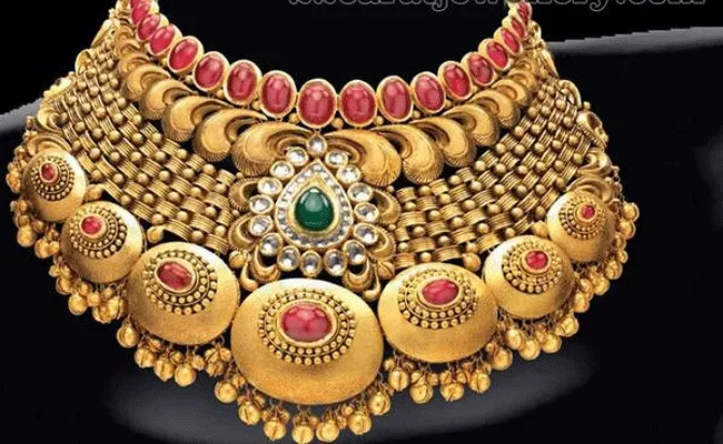 Gold and Silver Rates Today: స్వల్పంగా తగ్గిన బంగారం ధర.. భారీగా పెరిగిన వెండి ధరలు..
