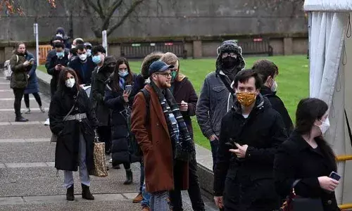 యూకేలో ఓమిక్రాన్ విశ్వరూపం.. ఒక్కరోజులోనే 78, 610 మందికి పాజిటివ్‌