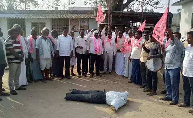 Telangana: కేంద్ర ప్రభుత్వ వ్యతిరేక నినాదాలతో హోరెత్తిన తెలంగాణ.. Telangana: కేంద్ర ప్రభుత్వ వ్యతిరేక నినాదాలతో హోరెత్తిన తెలంగాణ..