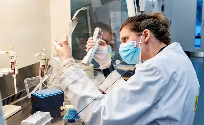 Omicron : బ్రిటన్‌ను వణికిస్తోన్న ఒమిక్రాన్‌.. . ఆదివారం ఒక్కరోజే 10వేల కేసులు..!