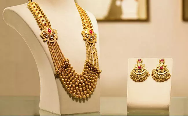 Gold and Silver Rates Today: తగ్గిన వెండి ధరలు.. బంగారం ధరల్లో ఏ మార్పు లేదు.. Gold and Silver Rates Today: తగ్గిన వెండి ధరలు.. బంగారం ధరల్లో ఏ మార్పు లేదు..