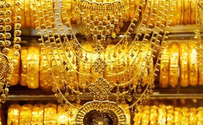 Gold and Silver Rates Today: స్వల్పంగా తగ్గిన బంగారం.. భారీగా తగ్గిన వెండి ధరలు.. Gold and Silver Rates Today: స్వల్పంగా తగ్గిన బంగారం.. భారీగా తగ్గిన వెండి ధరలు..