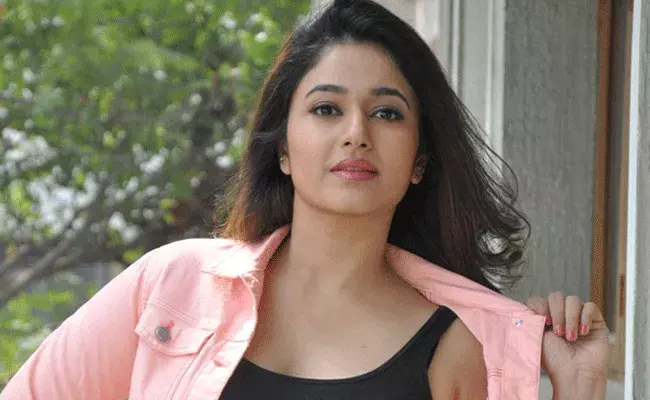 Poonam Bajwa: మీ సెక్సీ స్ట్రక్చర్ వెనుకున్న సీక్రెట్.. నెటిజన్ ప్రశ్నకు పూనమ్