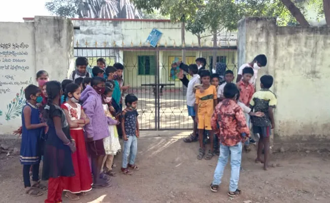 Mahabubabad: ప్రిన్సిపల్ తప్పు చేసింది.. విద్యార్థుల తల్లిదండ్రులు పనిష్మెంట్ ఇచ్చారు.. Mahabubabad: ప్రిన్సిపల్ తప్పు చేసింది.. విద్యార్థుల తల్లిదండ్రులు పనిష్మెంట్ ఇచ్చారు..