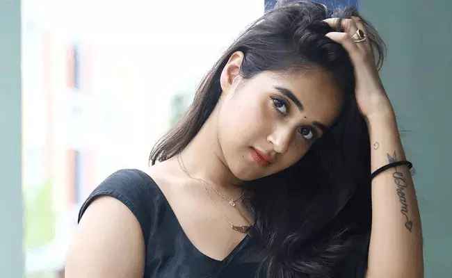 Deepti Sunaina: సునయన పోస్టుల వెనుక అర్థమేంటి షణ్ను.. అంతపనీ చేసిన బిగ్బాస్ హౌస్ Deepti Sunaina: సునయన పోస్టుల వెనుక అర్థమేంటి షణ్ను.. అంతపనీ చేసిన బిగ్బాస్ హౌస్