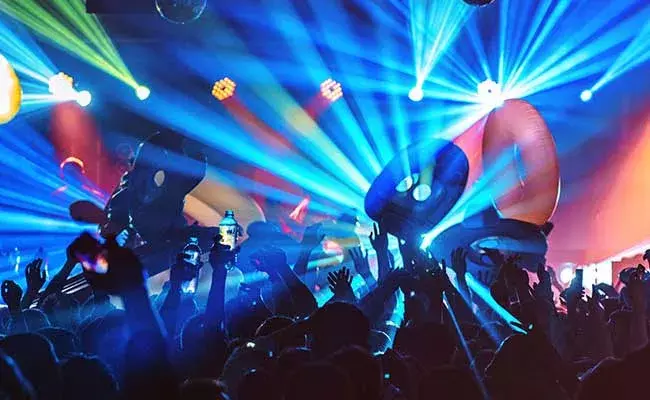 Hyderabad : యువతిపై రెచ్చిపోయిన పోకిరీలు... అసభ్యంగా దూషించి దాడి