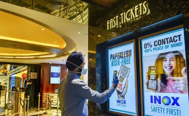 Movie Ticket Rates: తెలంగాణలో సినిమా టికెట్ల రేట్లు పెంచుకోవడానికి ప్రభుత్వం గ్రీన్ సిగ్నల్.. Movie Ticket Rates: తెలంగాణలో సినిమా టికెట్ల రేట్లు పెంచుకోవడానికి ప్రభుత్వం గ్రీన్ సిగ్నల్..