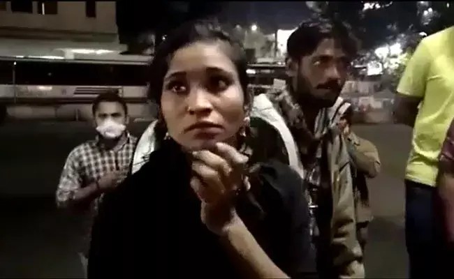 Guntur: బస్టాండ్‌ వద్ద అర్థరాత్రి యువతి హల్‌చల్.. మద్యం మత్తులో..