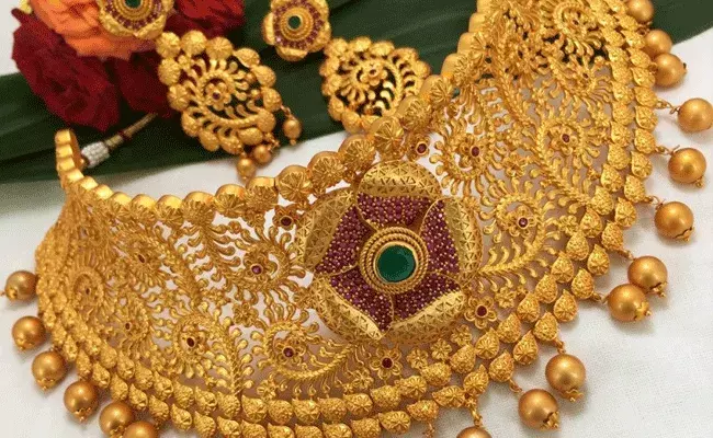 Gold and Silver Rates Today: పసిడి ధరలో మార్పు లేదు.. భారీగా తగ్గిన వెండి ధరలు..