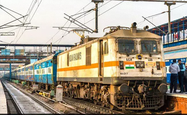 Makar Sankranti Special Trains 2022:  పండక్కి ఊరెళ్దాం.. సంక్రాంతికి స్పెషల్ ట్రైన్స్