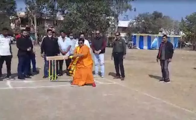 Pragya Thakur : మరోసారి వార్తల్లోకెక్కిన బీజేపీ ఎంపీ ప్రగ్యా ఠాకూర్ Pragya Thakur : మరోసారి వార్తల్లోకెక్కిన బీజేపీ ఎంపీ ప్రగ్యా ఠాకూర్
