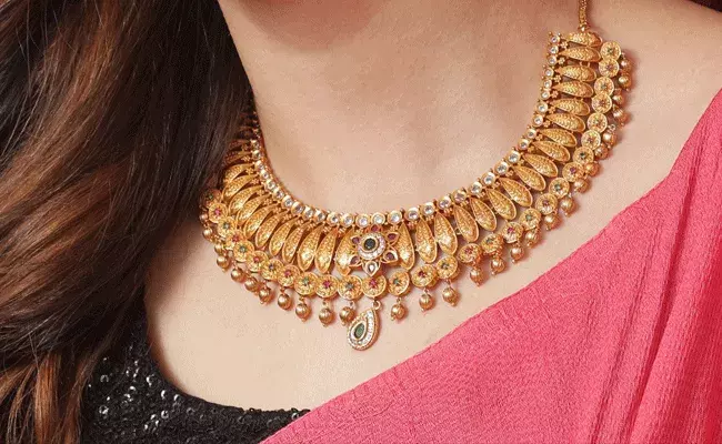 Gold and Silver Rates Today: స్వల్పంగా తగ్గిన బంగారం.. భారీగా పెరిగిన వెండి ధరలు