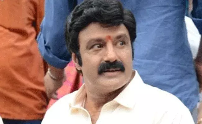 Nandamuri Balakrishna:  హిందూపురం ఎమ్మెల్యే నందమూరి బాలకృష్ణ ఇంటి వద్ద ఉద్రిక్తత Nandamuri Balakrishna:  హిందూపురం ఎమ్మెల్యే నందమూరి బాలకృష్ణ ఇంటి వద్ద ఉద్రిక్తత